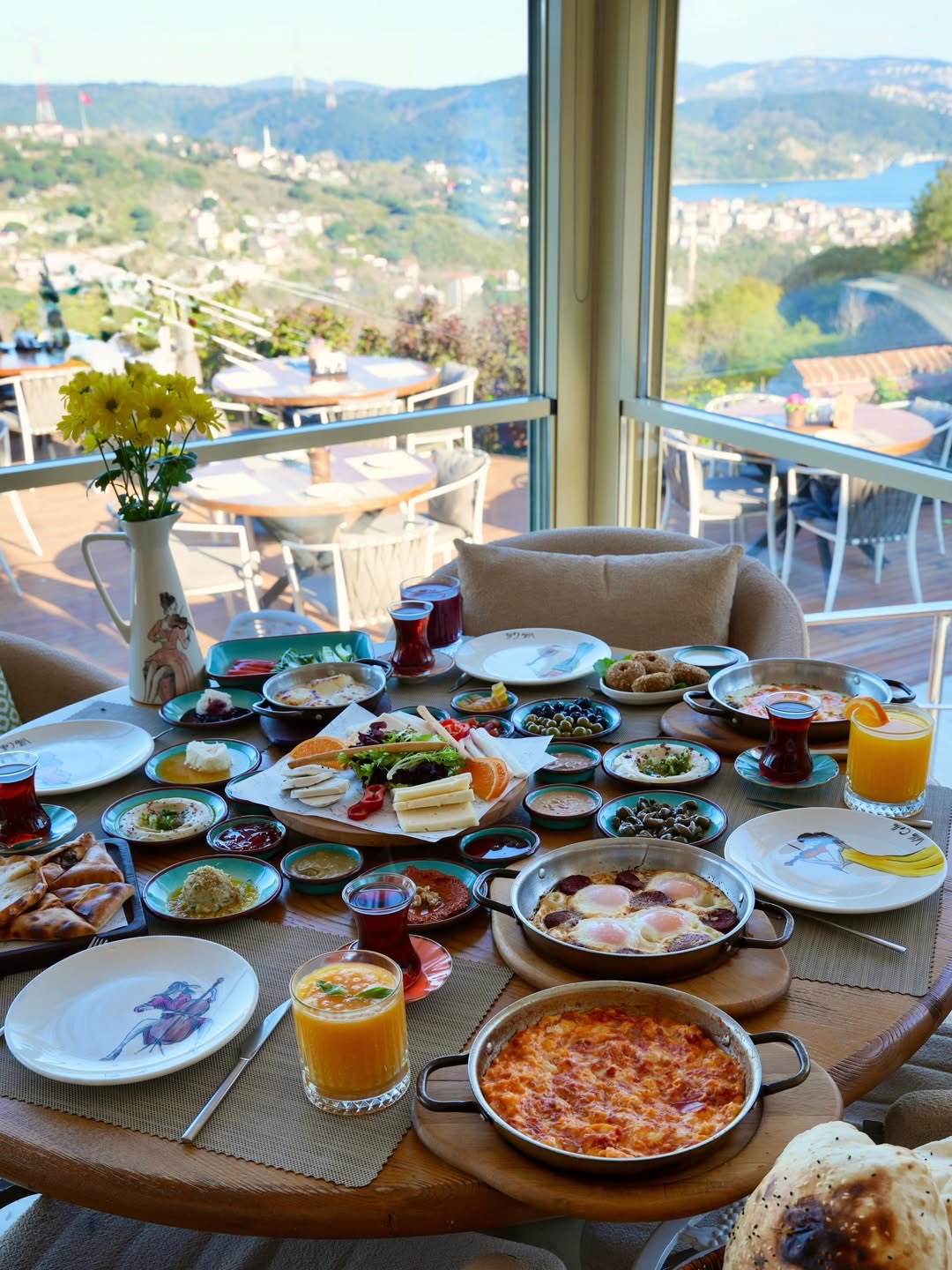 Villa Cello — Boğaz Manzaralı Kahvaltı Sofrası