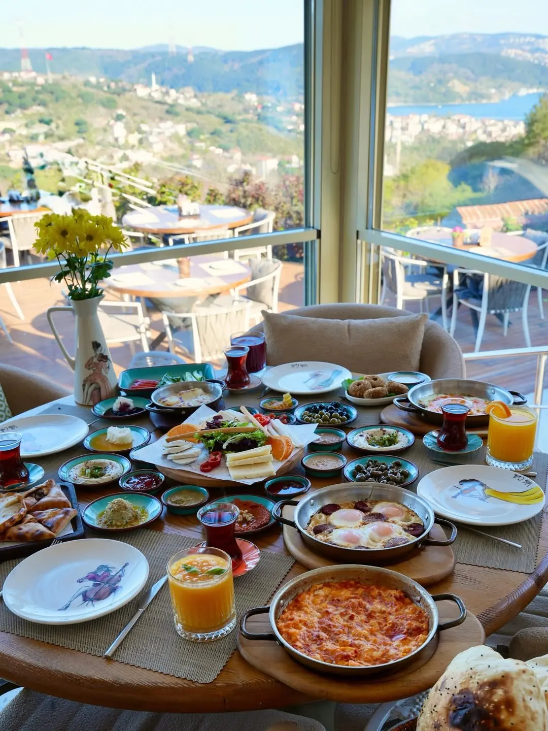 Villa Cello — Boğaz Manzaralı Kahvaltı Sofrası