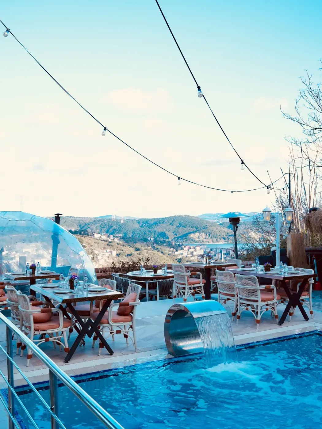 Havuz kenarında Boğaz manzaralı oturma alanı
